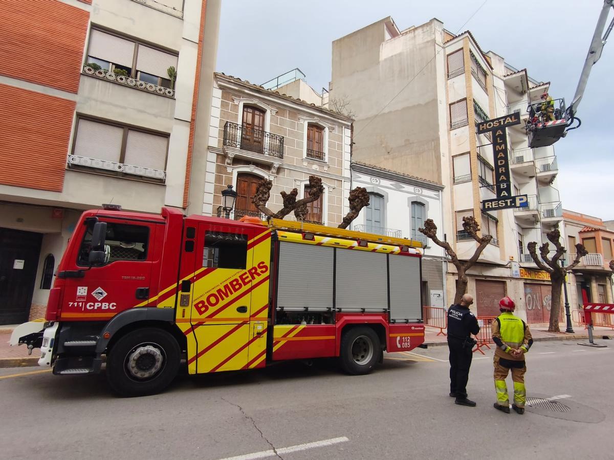 Se desprende la fachada de un hotel en Benicàssim Se desprende la fachada de un hotel en Benicàssim