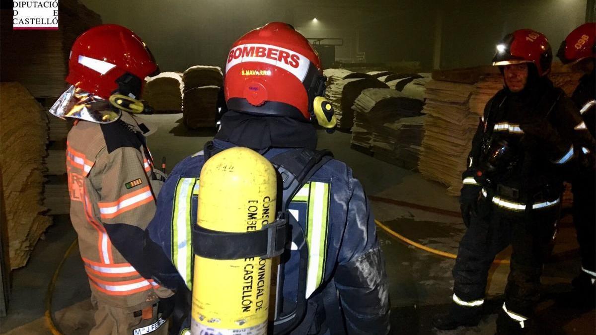 Incendio en una fábrica de contrachapados de Vall d’Alba