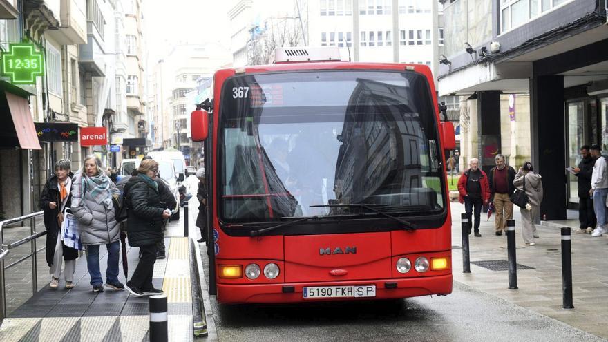 Autobús urbano en la calle San Andrés, en el centro de la ciudad. |  Carlos Pardellas