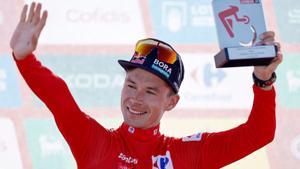 Roglic evidencia que està de Vuelta i es vesteix amb el jersei vermell