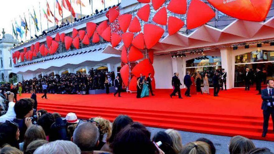 La alfombra roja, uno de los puntos que congrega a curiosos y profesionales.