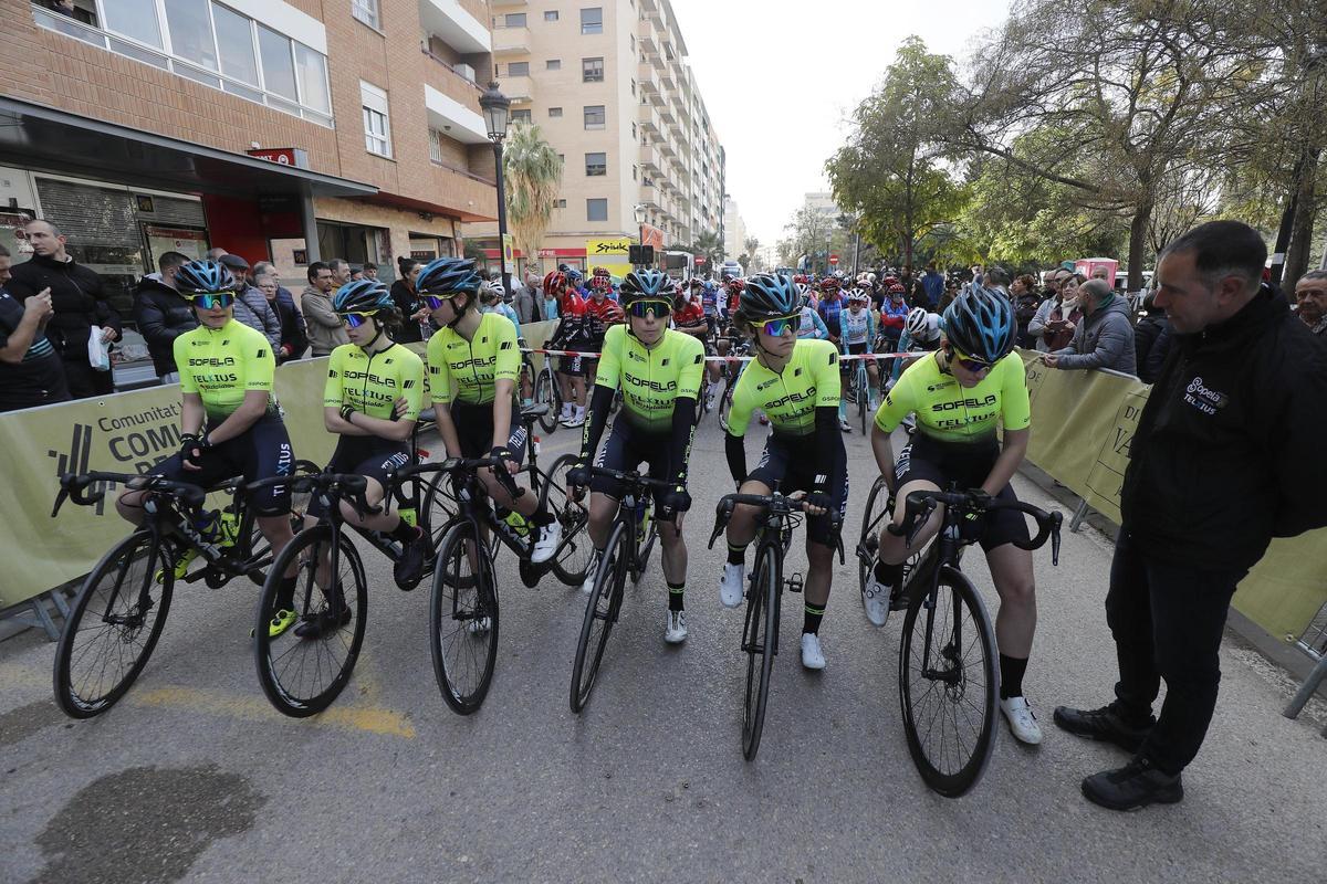 Salida de la primera etapa de la Setmana Ciclista femenina