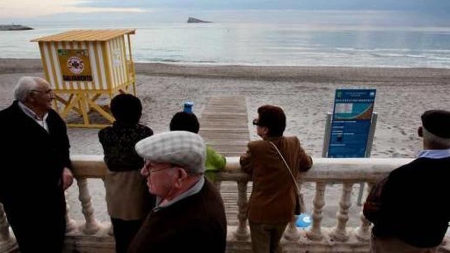 Turistas mayores, asomados a un mirador de la bahía de Benidorm el pasado invierno.