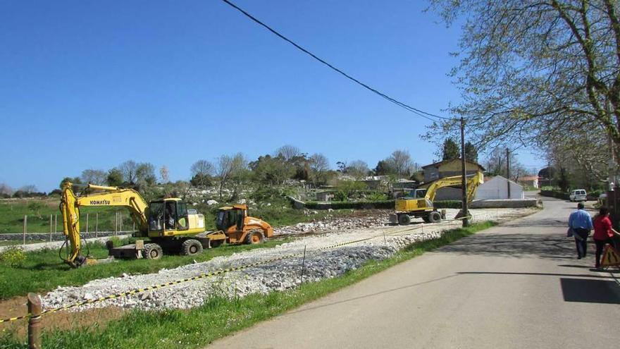 Dos palas trabajando en el aparcamiento disuasorio de Garaña de Pría, ayer.