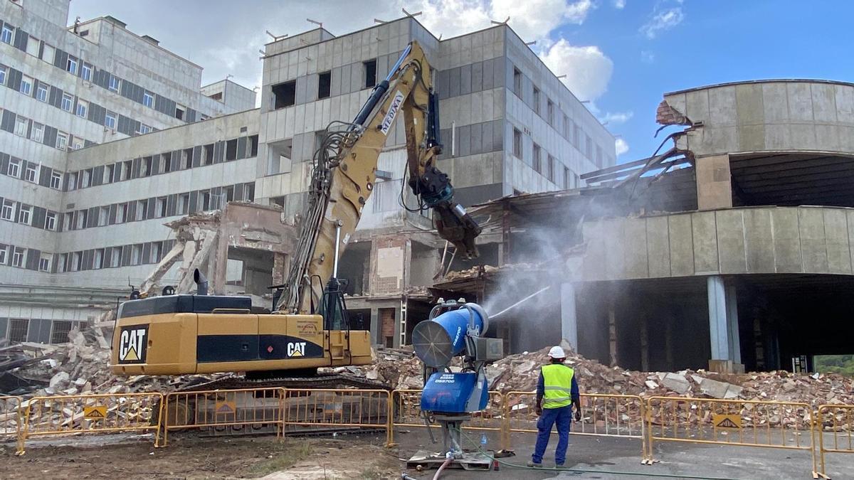 Inicio de las obrs de derribo del edificio semicircular de Son Dureta