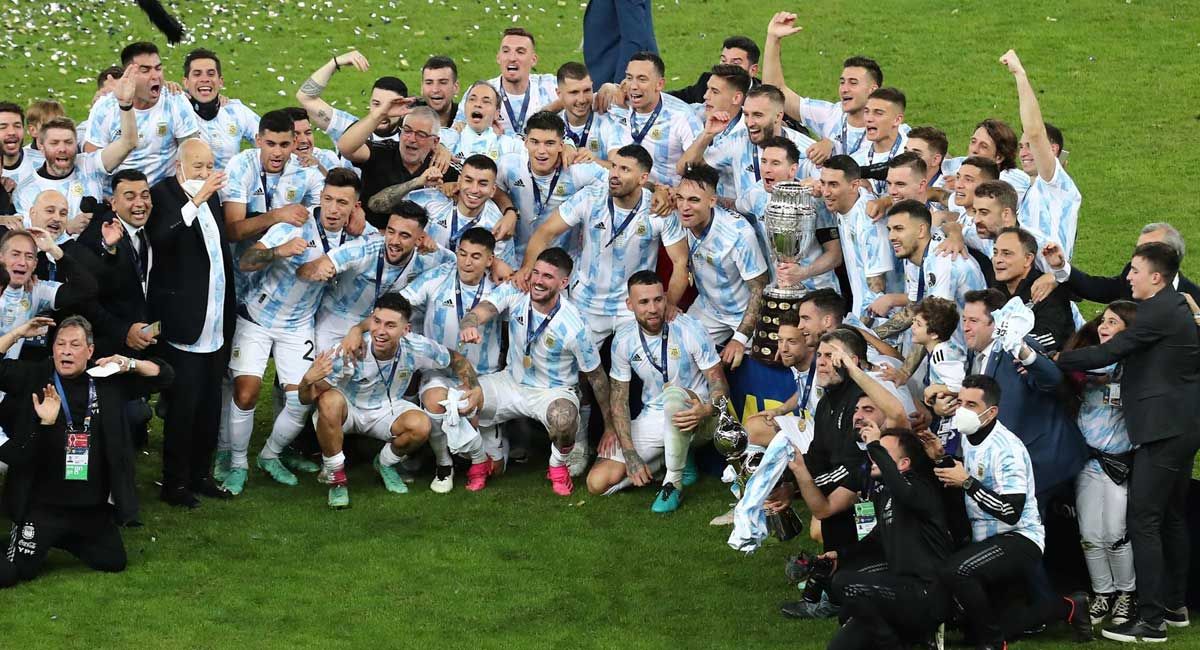 La selección argentina festeja su título sobre el césped de Maracaná.
