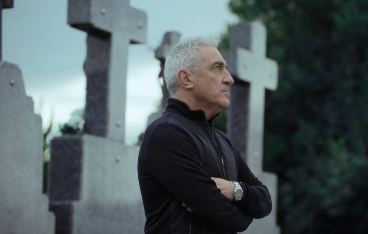 Jon Sistiaga, en el
cementerio de
Faramontaos,
en Ourense.
 // Netflix
