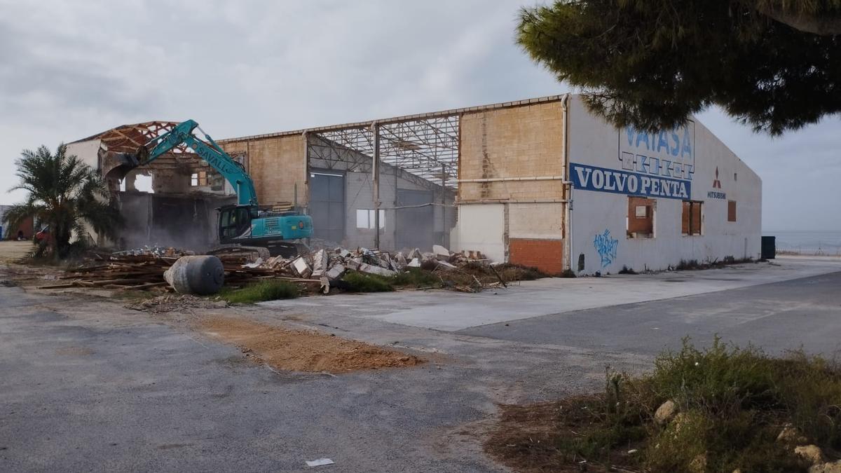 Derribo hoy de las naves de Vatasa en Santa Pola