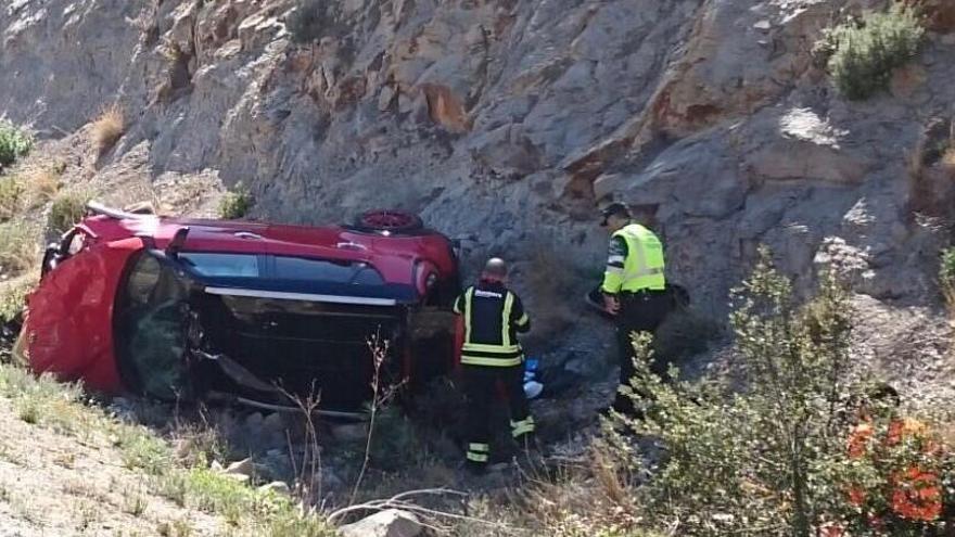 Un conductor de 72 años se estrella en la autopista en Calp y queda atrapado en su coche