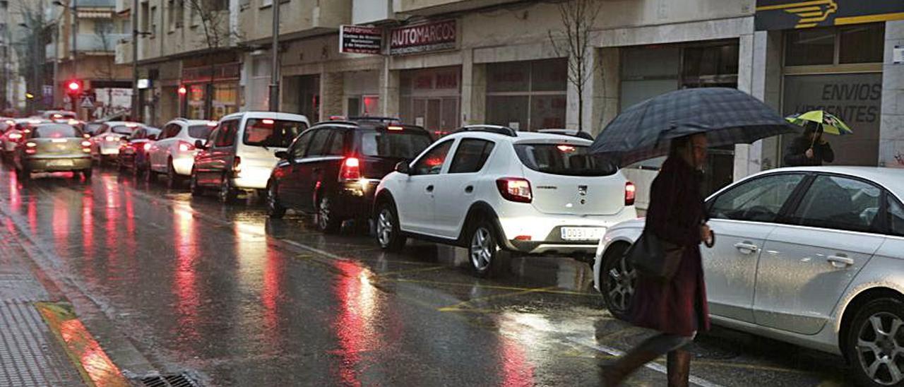 Tráfico en la calle de Sant Rafael de Gandia. | LEVANTE-EMV