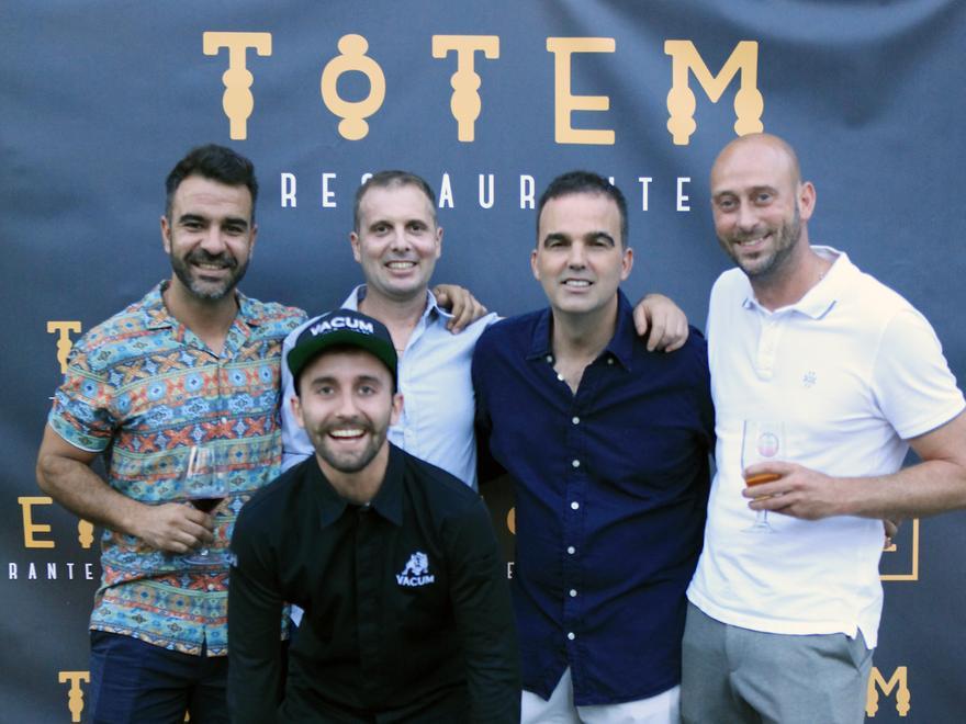 Ernesto Valero posa junto a parte de su equipo y amigos.