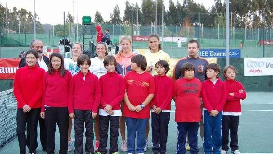 Entrega de trofeos de la final de dobles. // FdV