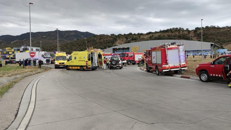 Un camioner que circulava en direcció contrària causa dos accidents a la Jonquera, almenys un d&#039;ells mortal