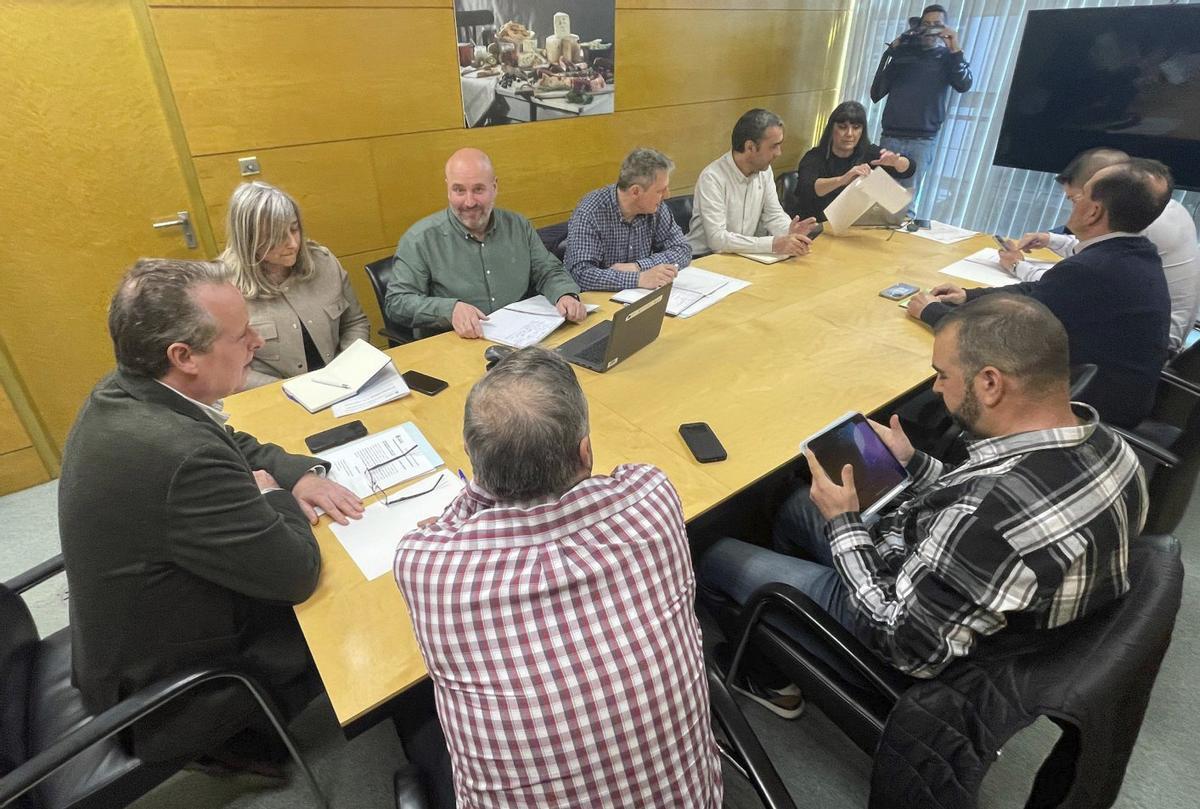 Marcelino Marcos, a la izquierda, presidiendo la reunión del Consejo Agrario, ayer, en Oviedo. | PRINCIPADO DE ASTURIAS