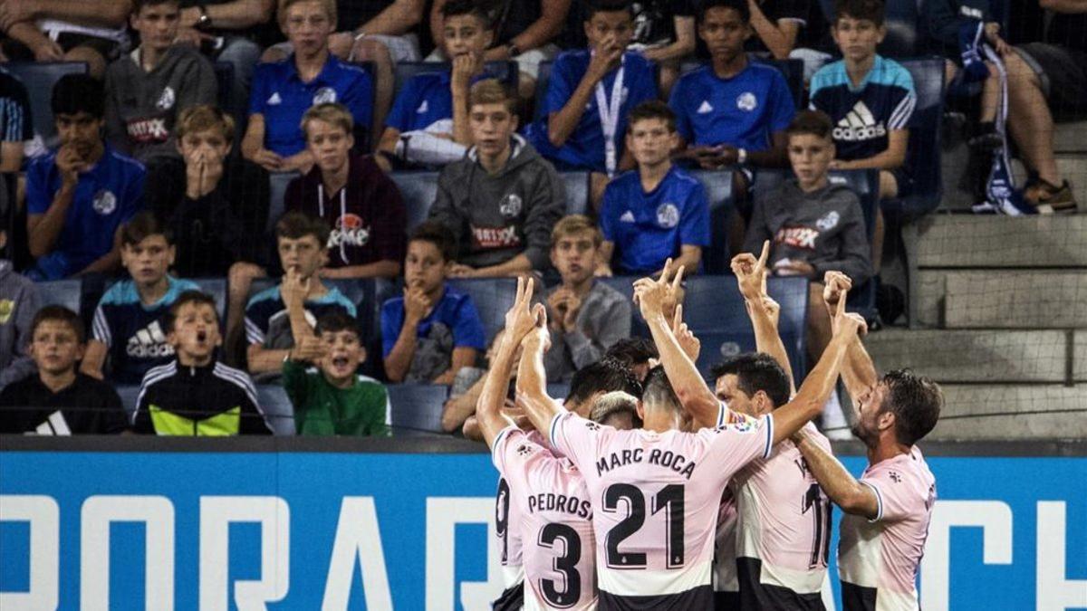 Los jugadores celebran mirando al cielo el 0-1 del 'Chucky' Ferreira que abrió la goleada