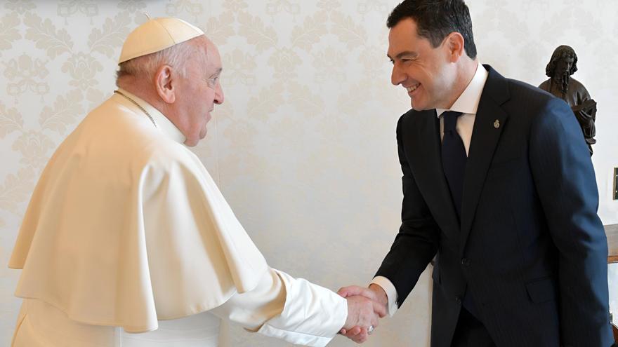 Juanma Moreno invita al papa Francisco a visitar Andalucía y conocer las procesiones