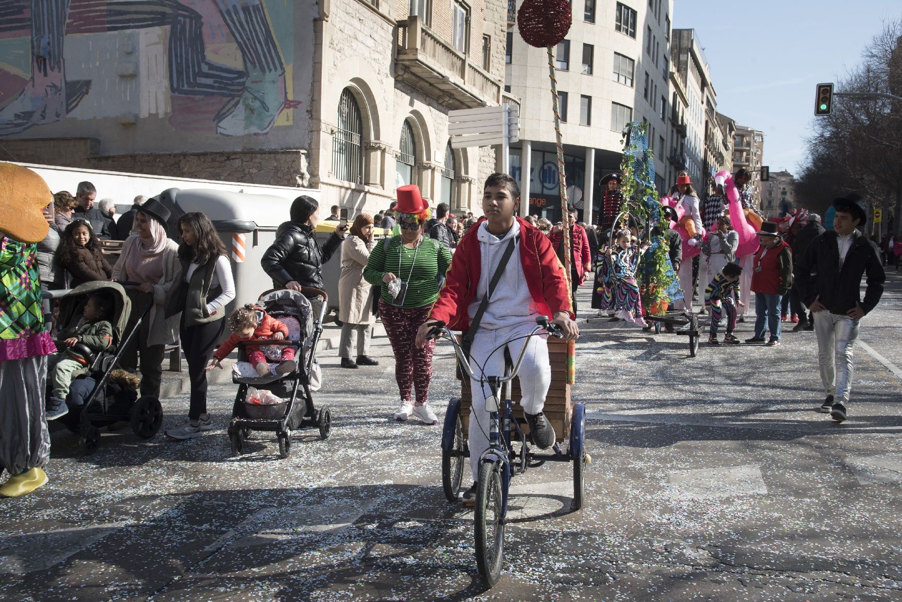 El Carnaval de Manresa recupera la seva màxima esplendor amb una marea d’infants