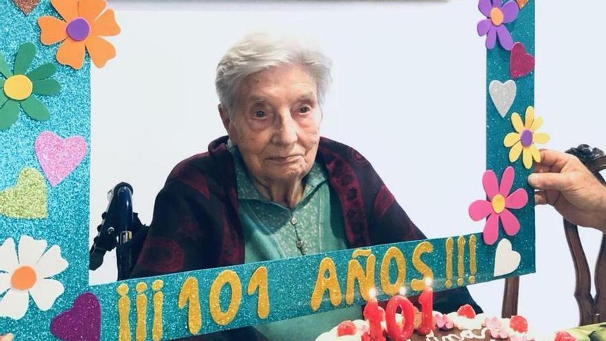 El secreto de Luzdivina, la vecina de Gijón que ha cumplido 101 años en plena forma: &quot;Nos une a toda la familia&quot;