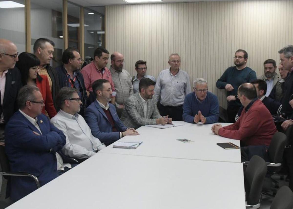 Reunión de urgencia de Ribó y Galiana con los estamentos falleros para buscar soluciones.levante-emv