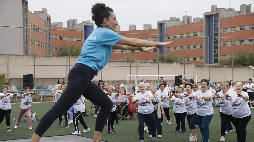 Las mujeres cordobesas viven de media 6,1 años más que los hombres, aunque tienen peor salud