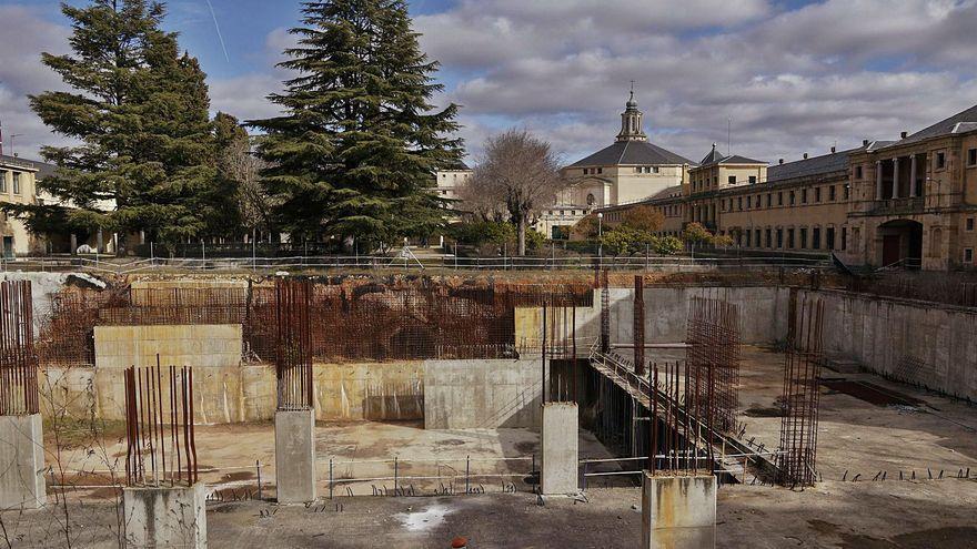 Agujero de las fallidas obras junto a la Universidad Laboral.