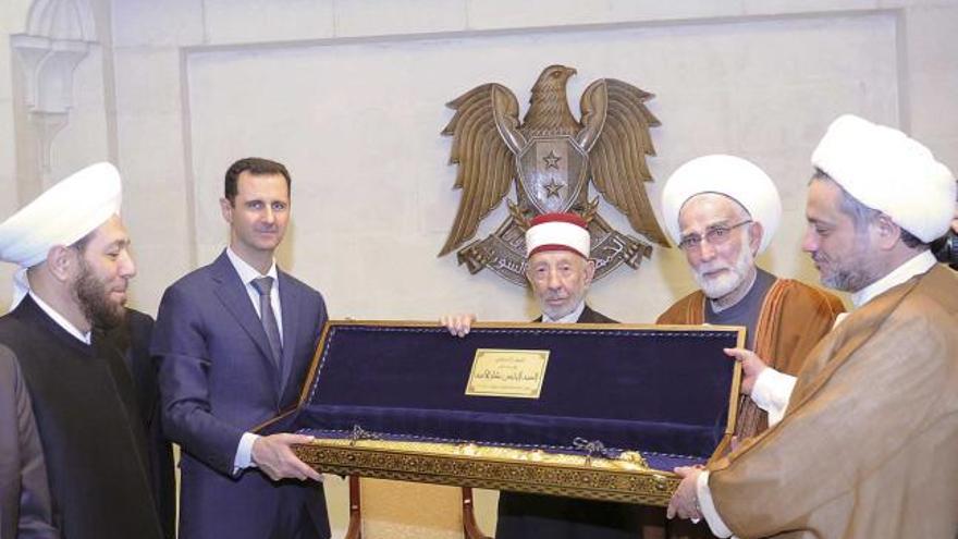 Al Assad recibe una espada de manos de una delegación de imanes.