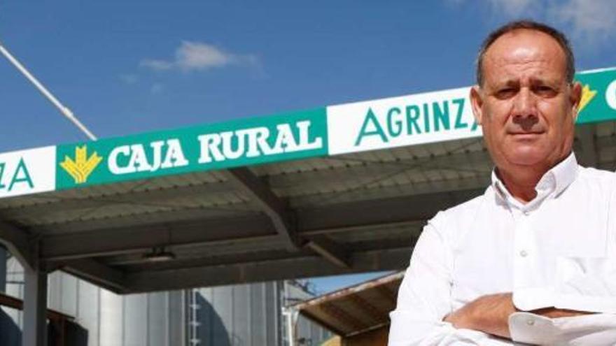 Luis Vidal Gutiérrez, presidente de Agrinza, frente a la gasolinera de la cooperativa en Villalpando.