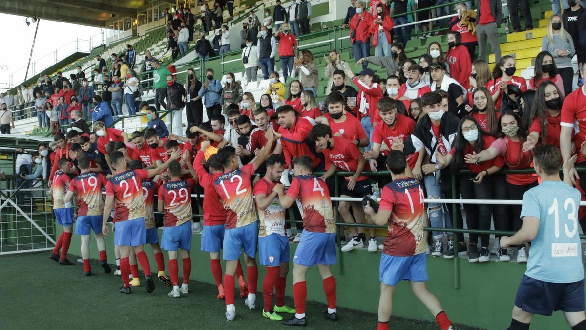 Los jugadores del Jaraíz y sus aficionados, felices tras meterse en la final.