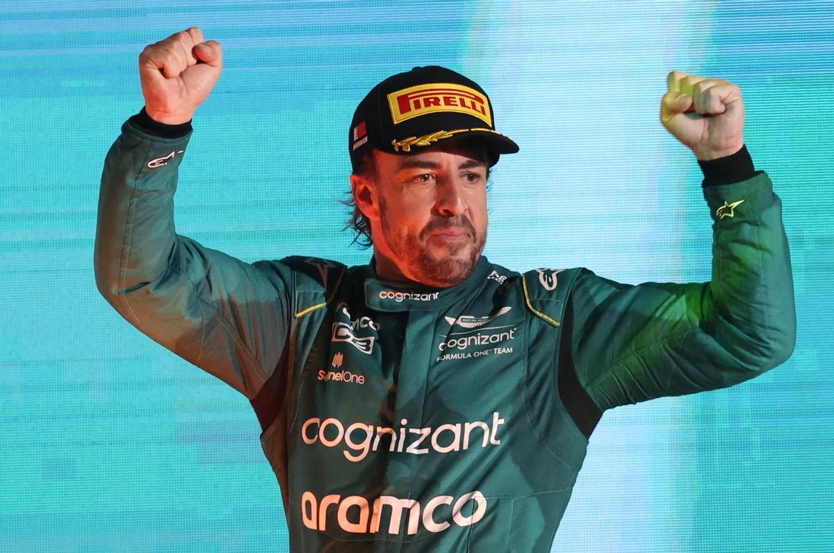 Fernando Alonso celebra su podio tras el Gran Premio de Bahréin.
