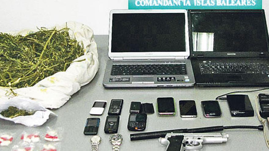 Objetos y droga intervenidos a los detenidos en Eivissa.