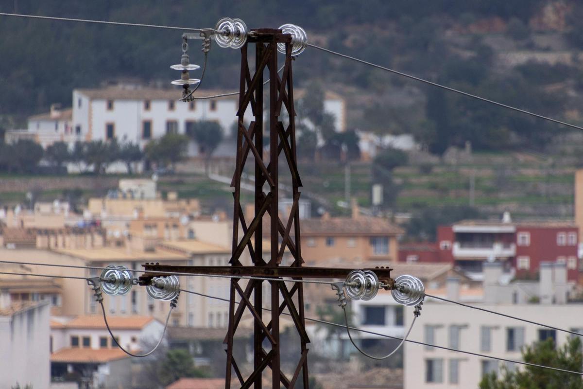 Un tendido eléctrico en Mallorca, en una fotografía de archivo. 
