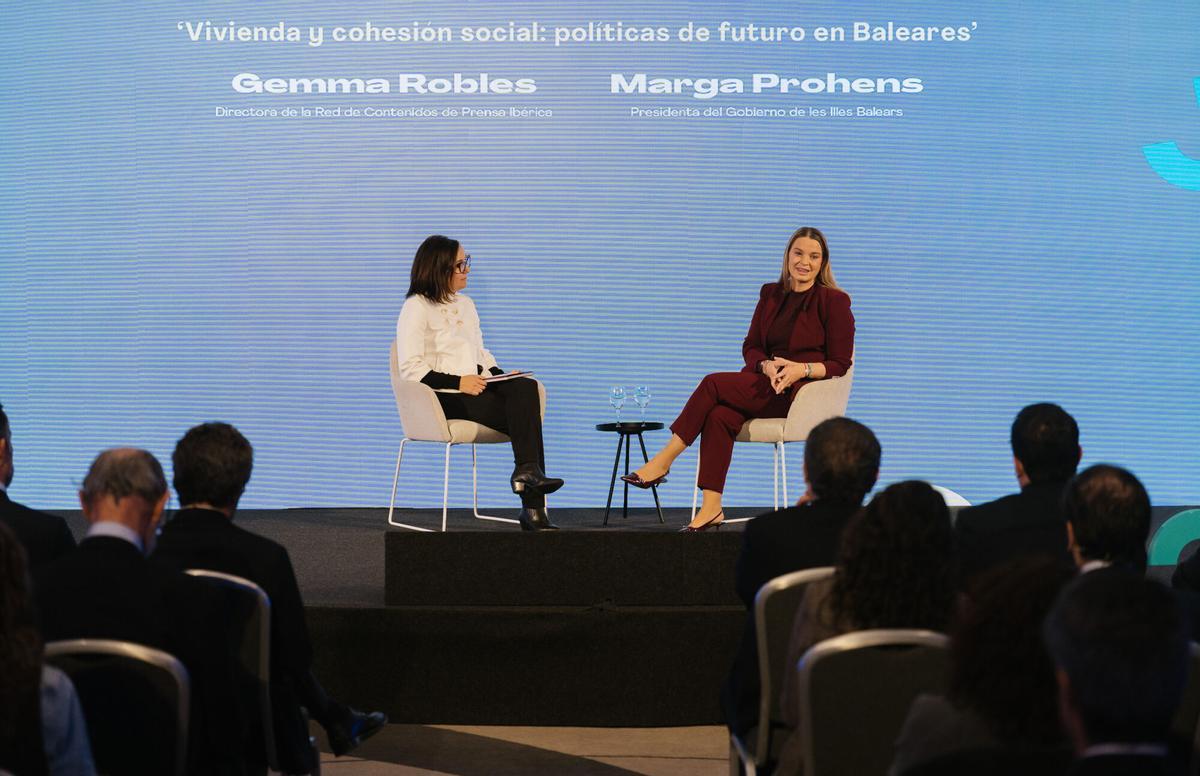 Marga Prohens, presidenta del Gobierno de les Illes Balears, y Gemma Robles, directora de la Red de Contenidos de Prensa Ibérica durante el diálogo ‘Vivienda y cohesión social: políticas de futuro en Baleares’