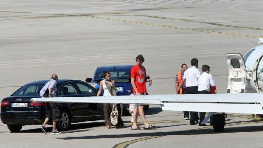 Pau Gasol y la que fuera su novia, Silvia López, en el aeropuerto de Peinador tras concluir sus vacaciones en Galicia, en agosto de 2010.