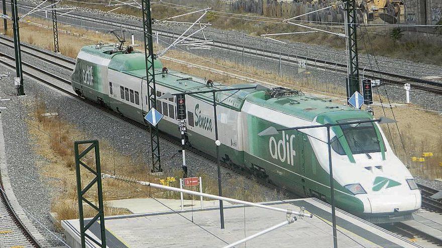 Un tren auscultador hace pruebas en una vía de Zamora.