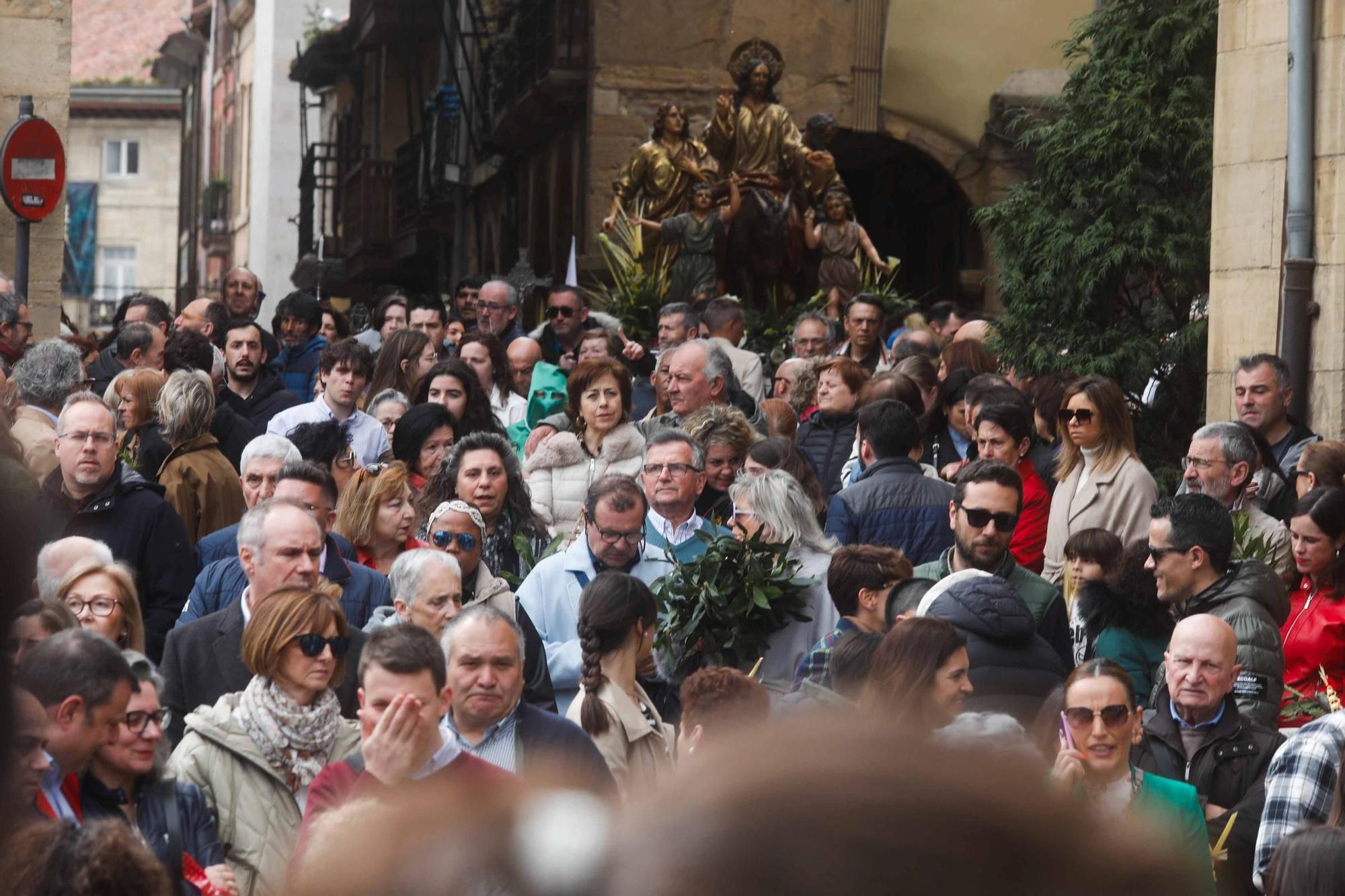 Multitudinaria bendición de ramos y procesión de La Borriquilla en Avilés