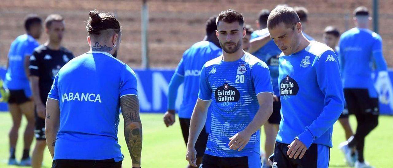 Álex Bergantiños, a la derecha, junto a Carlos Doncel y Héctor Hernández en la sesión de ayer. |  // VÍCTOR ECHAVE