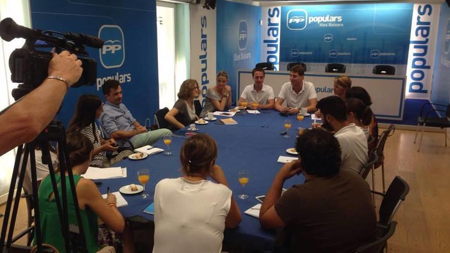 Imagen del desayuno informativo ayer en la sede del PP balear.