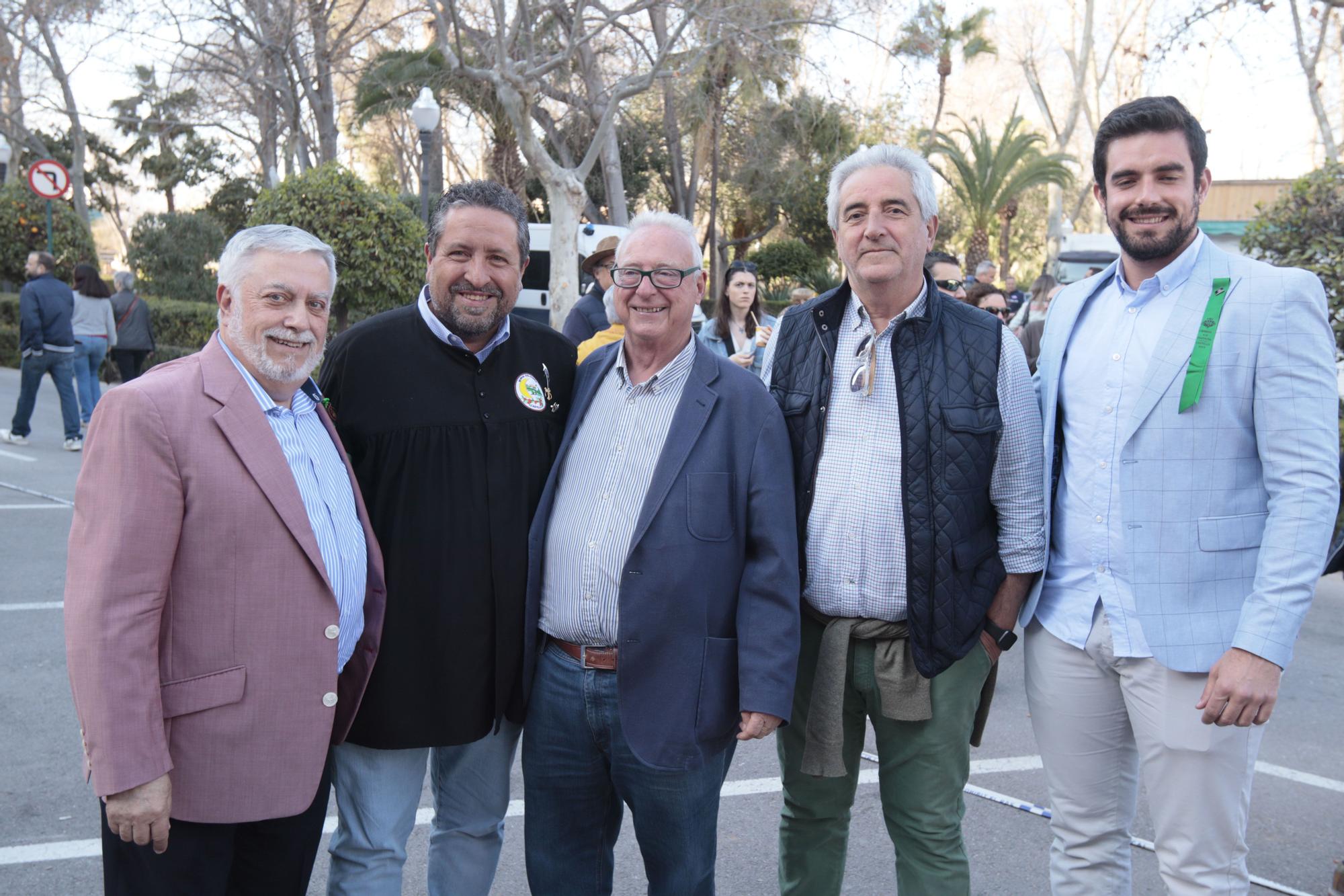 Desfile de los fieles de la tauromaquia para presenciar a El Juli y Manzanares