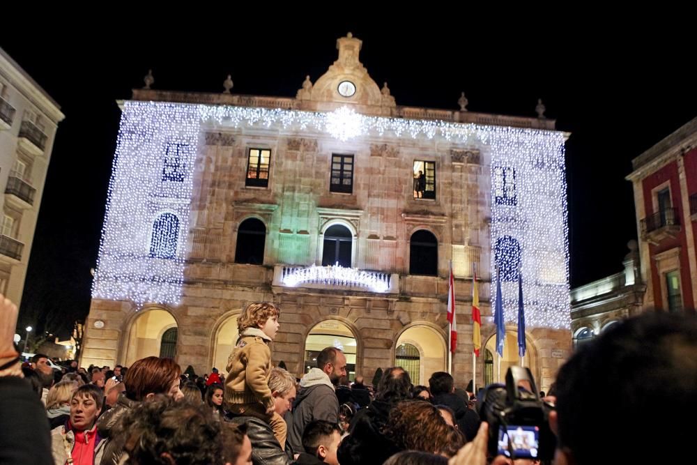 Encendido de luces navideñas en Gijón.