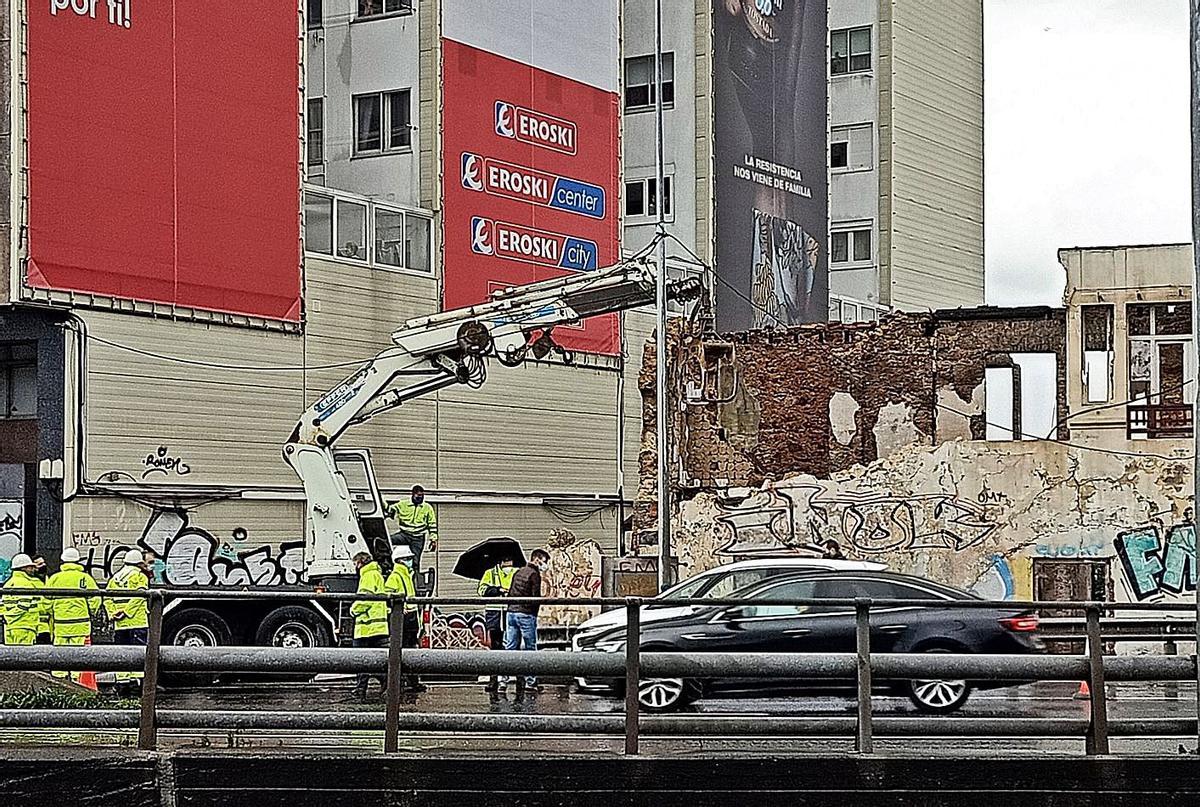Derribo de Casa Carnicero cuando fue parado por los agentes autonómicos (junto al coche blanco). |   // I.R.