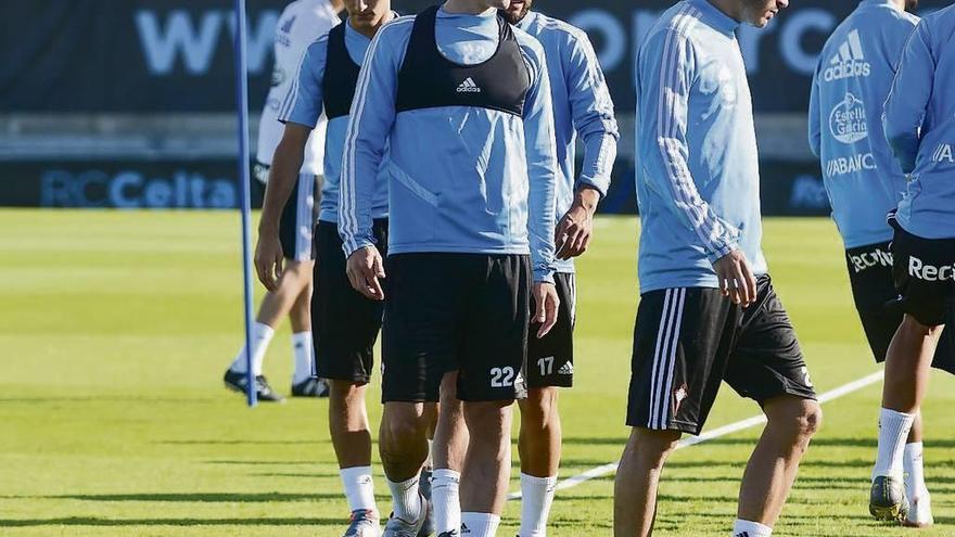 Santi Mina, entre Jozabed y Denis Suárez, en el entrenamiento de ayer en Baltar. // Rafa Vázquez