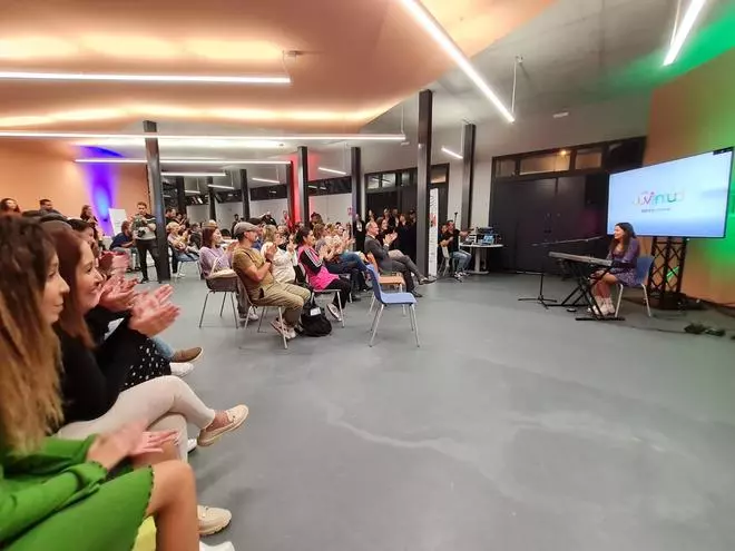 Música, teatro y creatividad llenan de juventud la tribuna del Estadio Insular