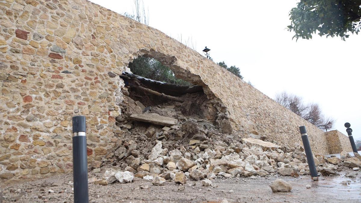 Derrumbe en la muralla de Lorca por filtraciones de agua, este miércoles.