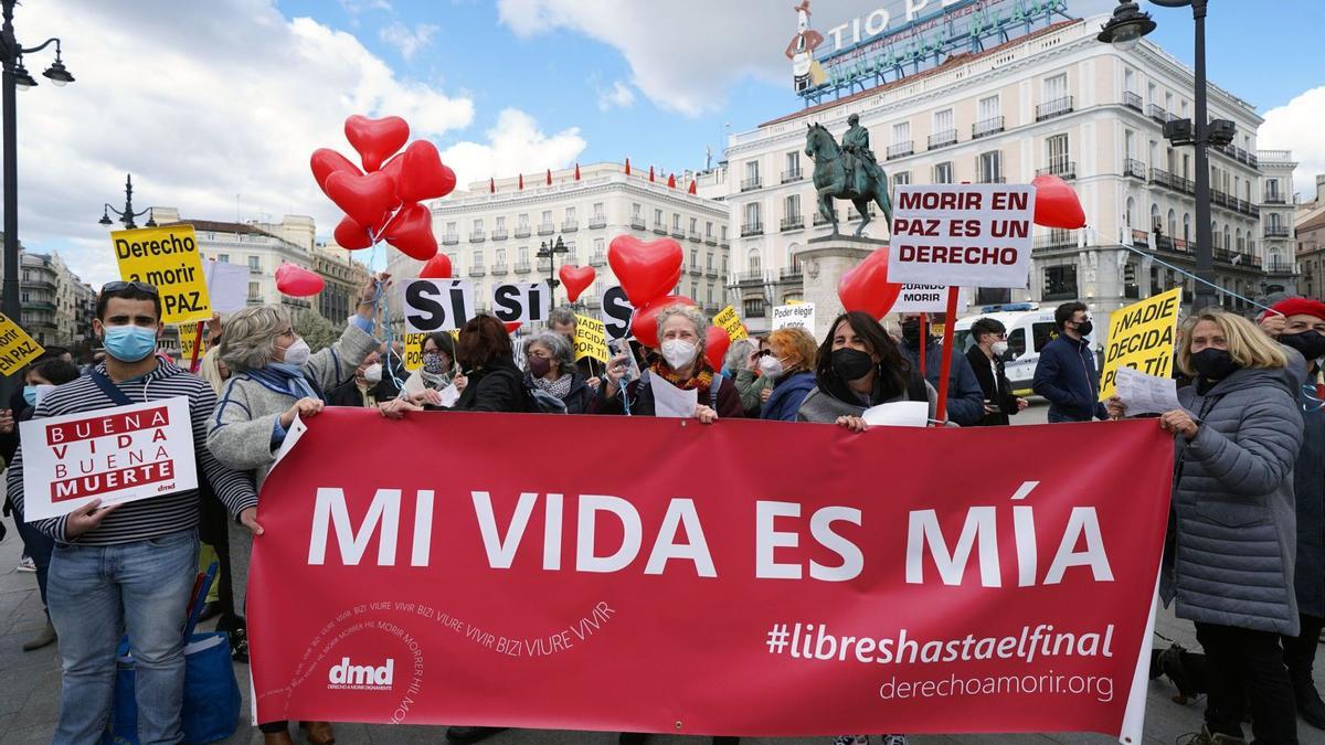 Activistas a favor de la eutanasia, en una manifestación en Madrid.