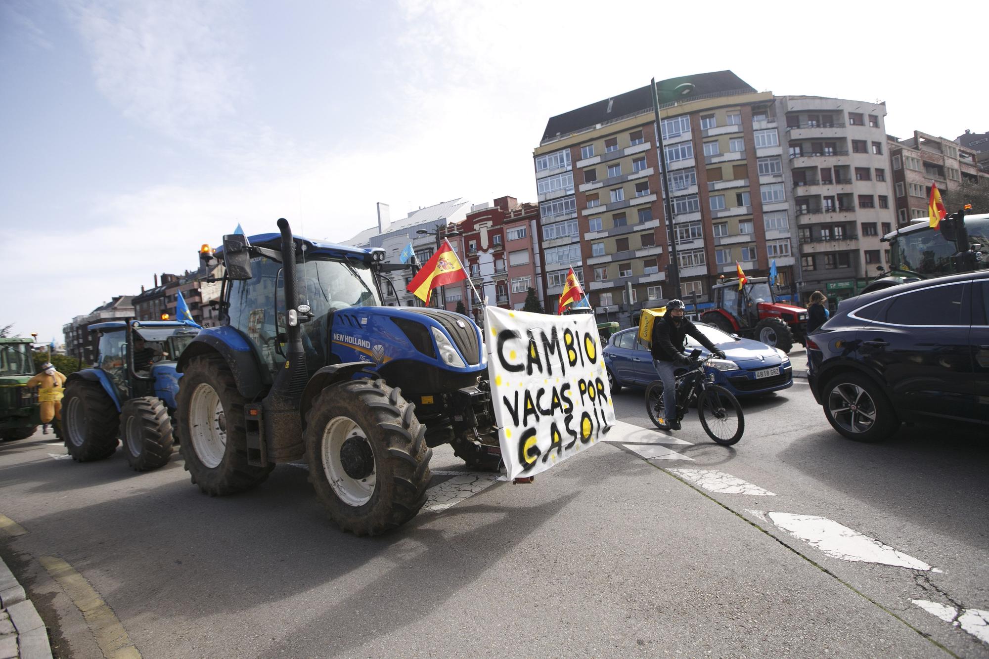 EN IMÁGENES: Los transportistas inundan las calles de Oviedo de camiones para visibilizar su protesta