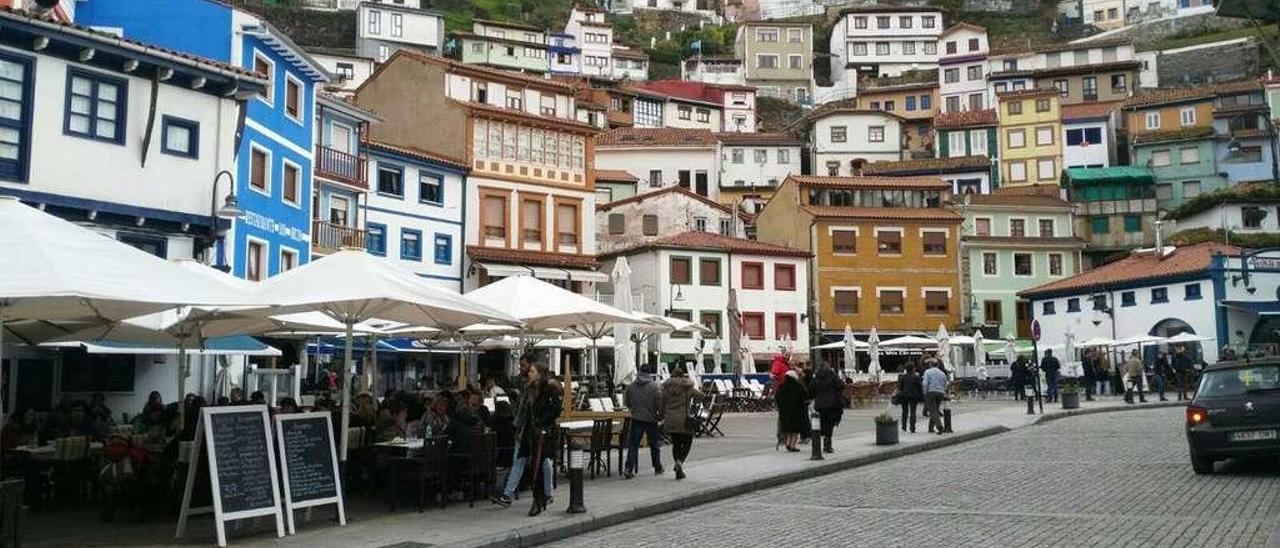 El anfiteatro de Cudillero visto desde la plaza de la Marina.