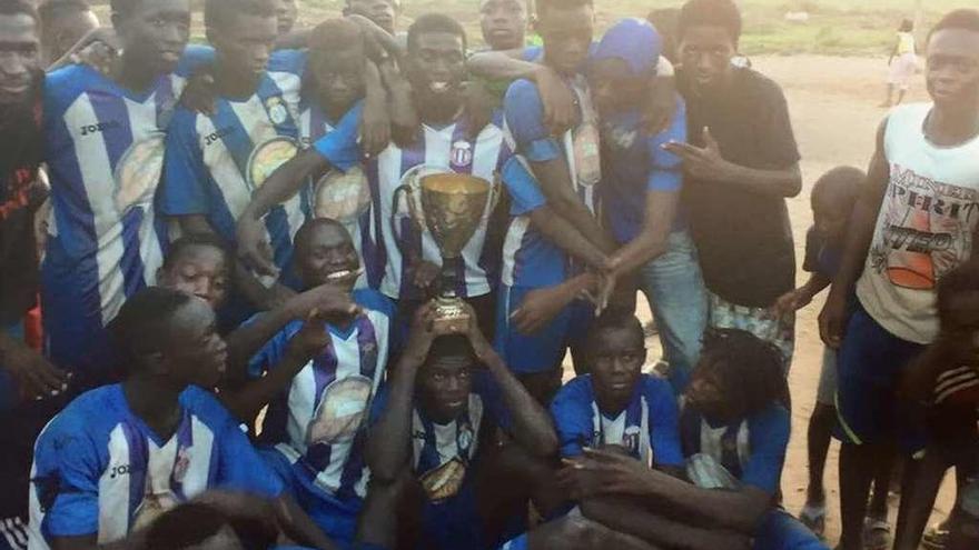 El equipo guineano que juega con la ropa del Real Avilés celebra la conquista de un trofeo.