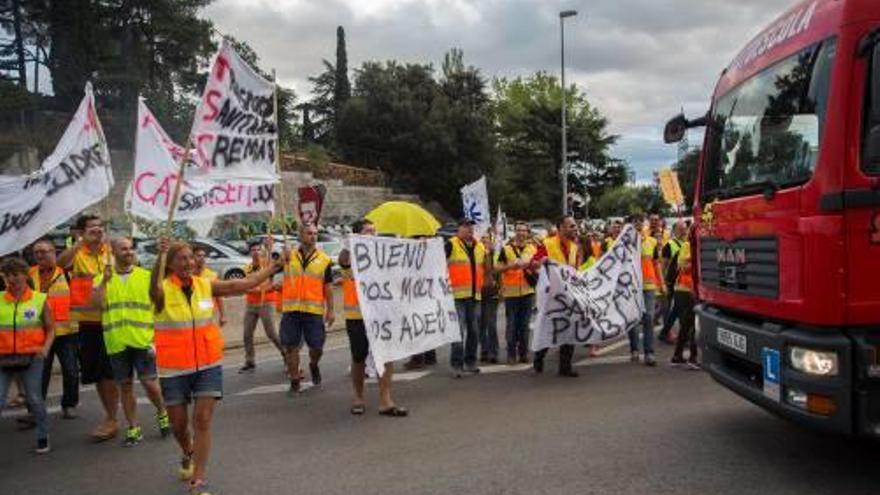 Els treballadors protestant a l&#039;N-II a Tordera, a l&#039;agost.
