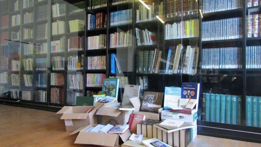 Preparación de las cajas de libros en la biblioteca. // FdV