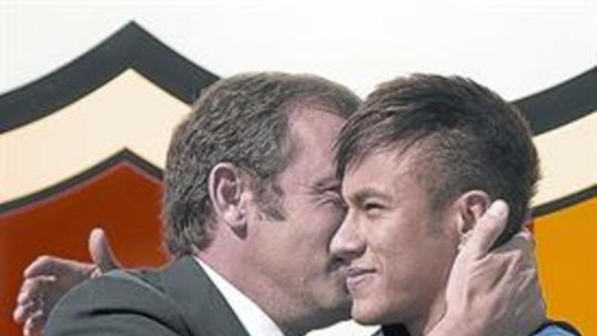 Rosell abraza a Neymar durantesu presentación  (julio 2013)